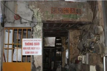 Nhà trăm tuổi lay lắt bám phố cổ Hà Nội