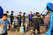 Chìm tàu trên sông Sài Gòn, 2 người mất tích