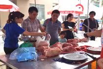 Dân Hà Nội đổ xô mua thịt lợn đồng giá 39.000 đồng/kg