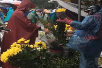 Người Hà Nội đội mưa rét sắm lễ cúng rằm cuối cùng năm 2016