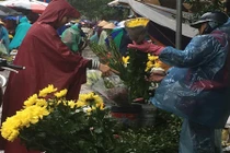 Người Hà Nội đội mưa rét sắm lễ cúng rằm cuối cùng năm 2016