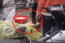 Phát hoảng cảnh rửa lòng lợn bằng chân tại quán lòng nức tiếng HN