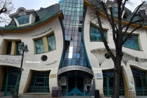 Những ngôi nhà méo mó đến không tưởng