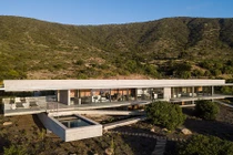 Nhìn ngoài lộn xộn, ai ngờ bên trong ngôi nhà lại đẹp đến thế