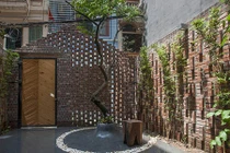 Nhà gạch cũ thiết kế “không thể dị hơn” giữa phố Hà Nội