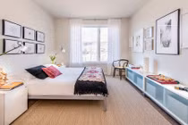 Nhà sáng bừng với những mẫu cửa sổ màu trắng tinh tế