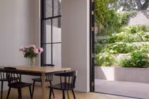 Nhà gạch mộc có giếng trời đẹp “chất ngất”