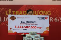 Trao 5,3 tỷ cho người phụ nữ ở TPHCM trúng Vietlott