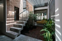 Ngôi nhà gạch mộc ở Sài Gòn đẹp giản dị trên báo Tây