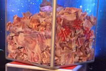 Thưởng Tết kỳ quặc: Nhân viên tha hồ bốc tiền