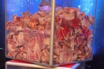 Thưởng Tết kỳ quặc: Nhân viên tha hồ bốc tiền