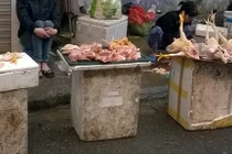 Cảnh bán gà thịt sẵn vô cùng mất vệ sinh ở chợ Hà Nội 
