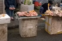 Cảnh bán gà thịt sẵn vô cùng mất vệ sinh ở chợ Hà Nội 