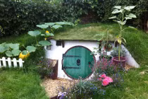 Cận cảnh quá trình xây nhà hobbit dễ dàng trong sân