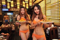 Nhà hàng tung dàn mỹ nữ bikini bưng đồ phục vụ khách