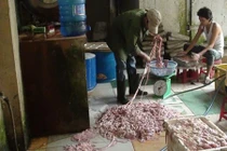 Ghê rợn lòng heo tẩm chất tẩy rửa công nghiệp Trung Quốc