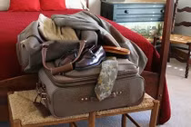 Vào khách sạn đừng vội đặt hành lý lên giường cẩn thận rước họa