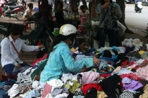 Mối nguy cần biết khi mua quần áo ngoại đổ đống ở Hà Nội 