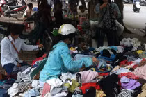 Mối nguy cần biết khi mua quần áo ngoại đổ đống ở Hà Nội 