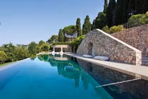 Biệt thự Pháp “lột xác” tuyệt đẹp sau 30 năm bỏ hoang