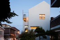 Nhà nhỏ giữa khu dân cư đông đúc vẫn ngập sáng nhờ giếng trời