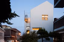 Nhà nhỏ giữa khu dân cư đông đúc vẫn ngập sáng nhờ giếng trời