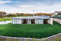 Kết hợp đá và kính hoàn hảo, ngôi nhà đẹp lung linh