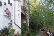 Nhà đẹp như mơ với những bức tường tranh thêu chữ thập