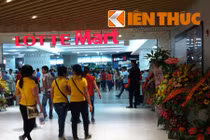 Chen lấn mua hàng khuyến mãi ở tòa nhà cao thứ 2 VN