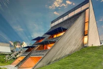 Độc đáo nhà hình tam giác nhưng vẫn ngập ánh sáng 