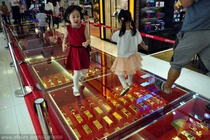 Đắp đường bằng 0,6 tấn vàng