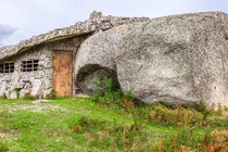 Kỳ thú nhà siêu độc được xây từ những tảng đá lớn