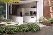 Đột nhập ngôi nhà có cầu thang lơ lửng cực "dị"