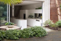 Đột nhập ngôi nhà có cầu thang lơ lửng cực "dị"