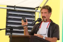 Cuộc sống thăng trầm của ông trùm diệt virus chạy đua vào Nhà Trắng