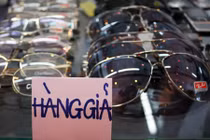 Tràn ngập kính mắt hàng nhái, phân biệt thế nào? 