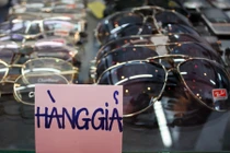 Tràn ngập kính mắt hàng nhái, phân biệt thế nào? 