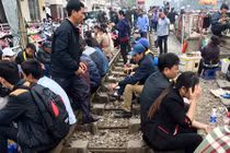 Rùng mình kiểu kiếm tiền ngay cạnh tử thần ở Hà Nội