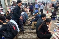 Rùng mình kiểu kiếm tiền ngay cạnh tử thần ở Hà Nội