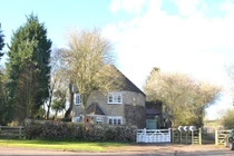 Bên trong ngôi nhà hình tròn độc đáo ở Anh