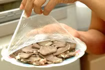 Sai lầm khi dùng màng bọc thực phẩm gây hại cho cả nhà 