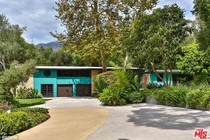 Cận cảnh biệt thự sân vườn mới tậu của Miley Cirus