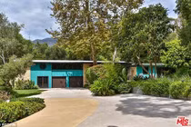 Cận cảnh biệt thự sân vườn mới tậu của Miley Cirus