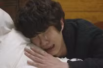 Chồng bật khóc khi đọc nhật ký của vợ sau khi vợ tự tử