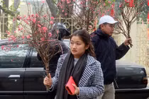 Người dân Hà Nội hối hả sắm lễ cúng rằm cuối cùng năm Đinh Dậu