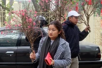 Người dân Hà Nội hối hả sắm lễ cúng rằm cuối cùng năm Đinh Dậu