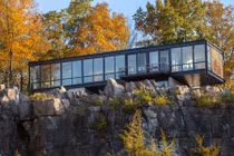 Nội thất đẹp bất ngờ trong ngôi nhà cheo leo trên núi đá