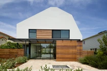 Nhà nhìn bên ngoài cục mịch nhưng bên trong đẹp hút hồn