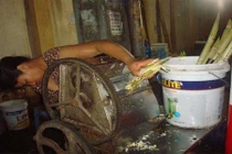 Tận mắt công nghệ chế biến nước mía siêu bẩn