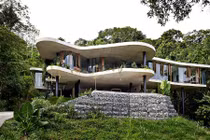Ngắm nhà uốn lượn dị thường giữa rừng cây xanh mát